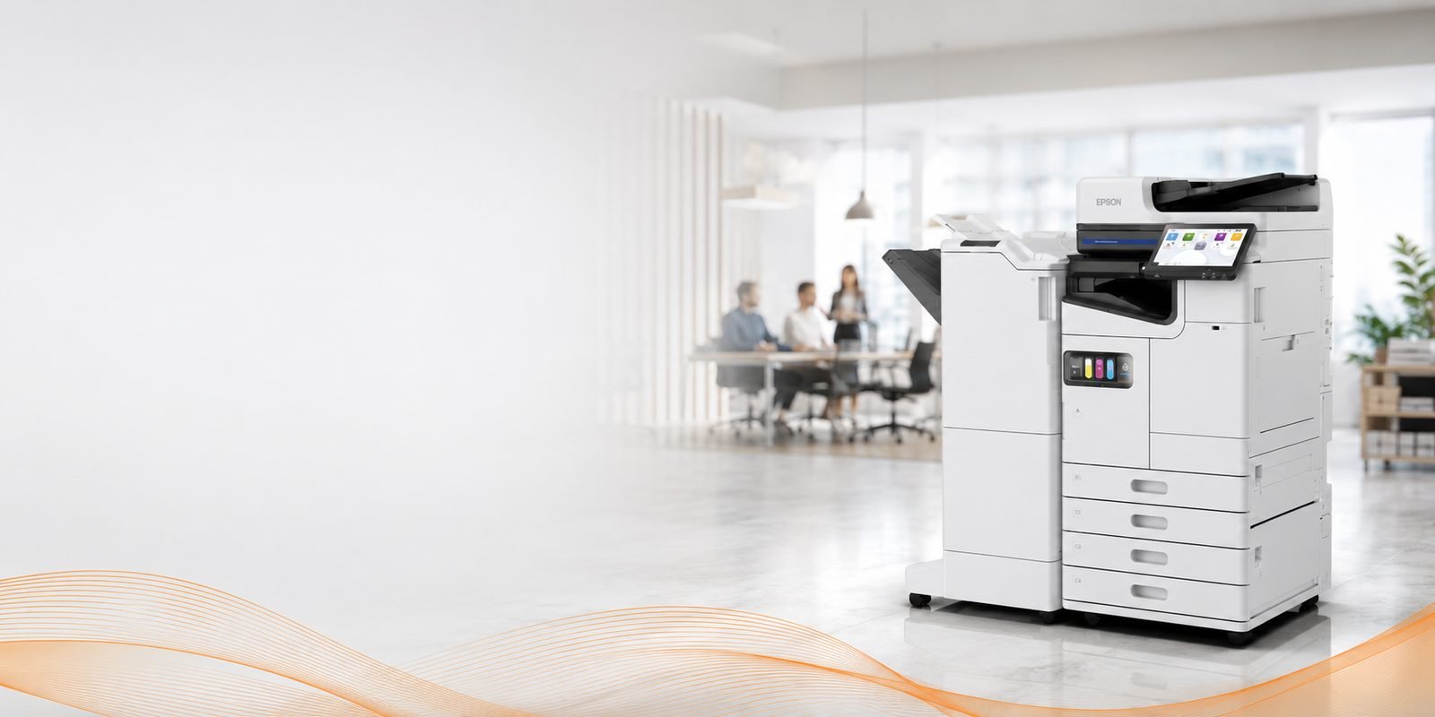 Urządzenie wielofunkcyjne Epson w biurze, w tle zespół przy stole